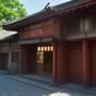 城市探店主理人赵苑的日常工作场景，背包客风格，在餐厅实地拍摄儿童设施细节，神情专注认真